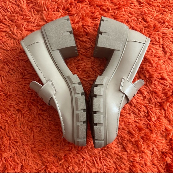 Cushionaire Size 8 Platform Penny Loafers EUC - Picture 2 of 4